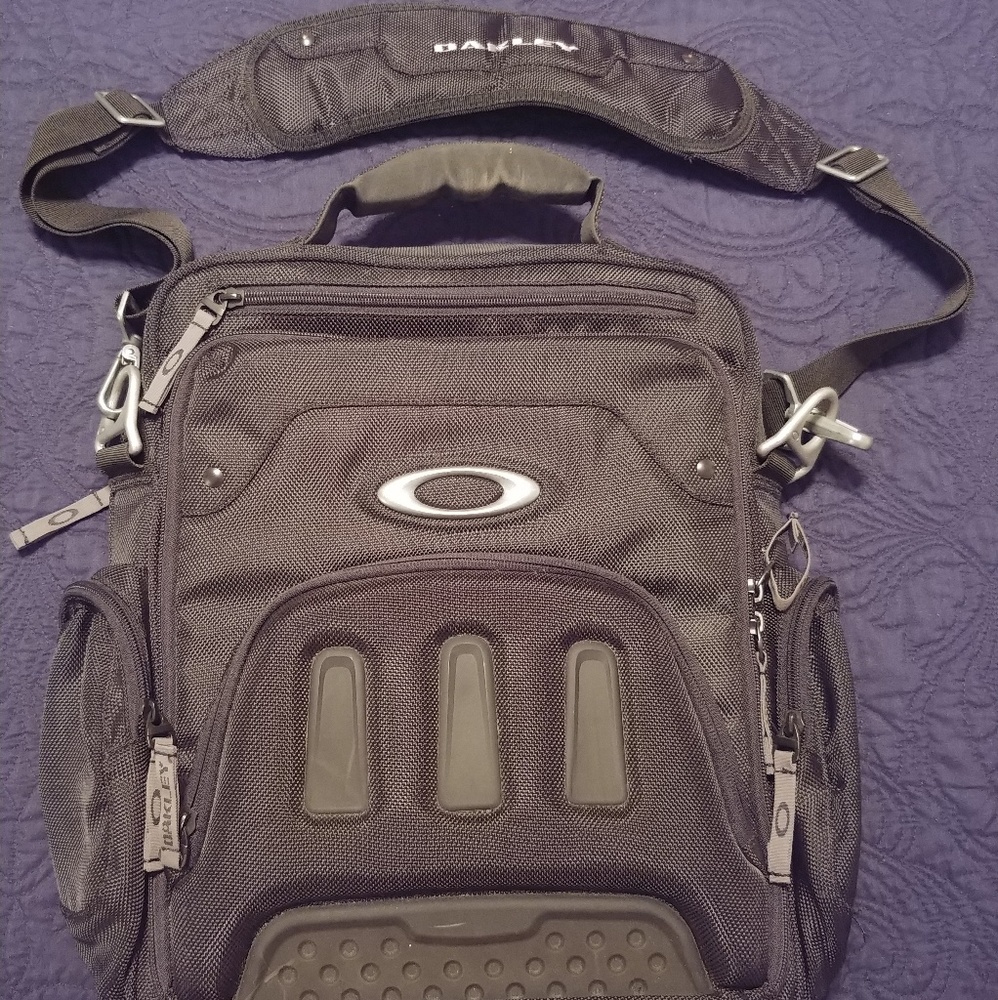 Oakley Vertical Laptop Messenger